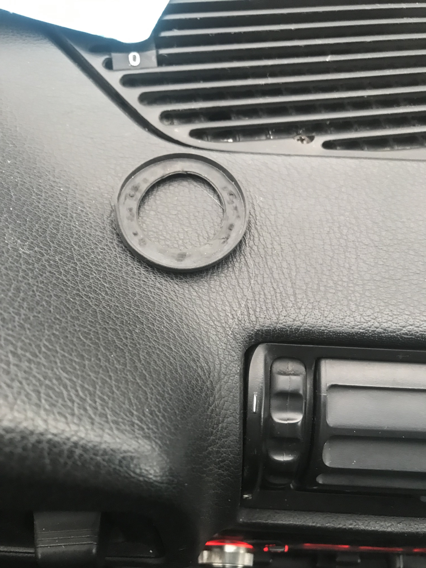Пятак, крепление салонного зеркала. — BMW 5 series (E34), 2,5 л., 1989 ...