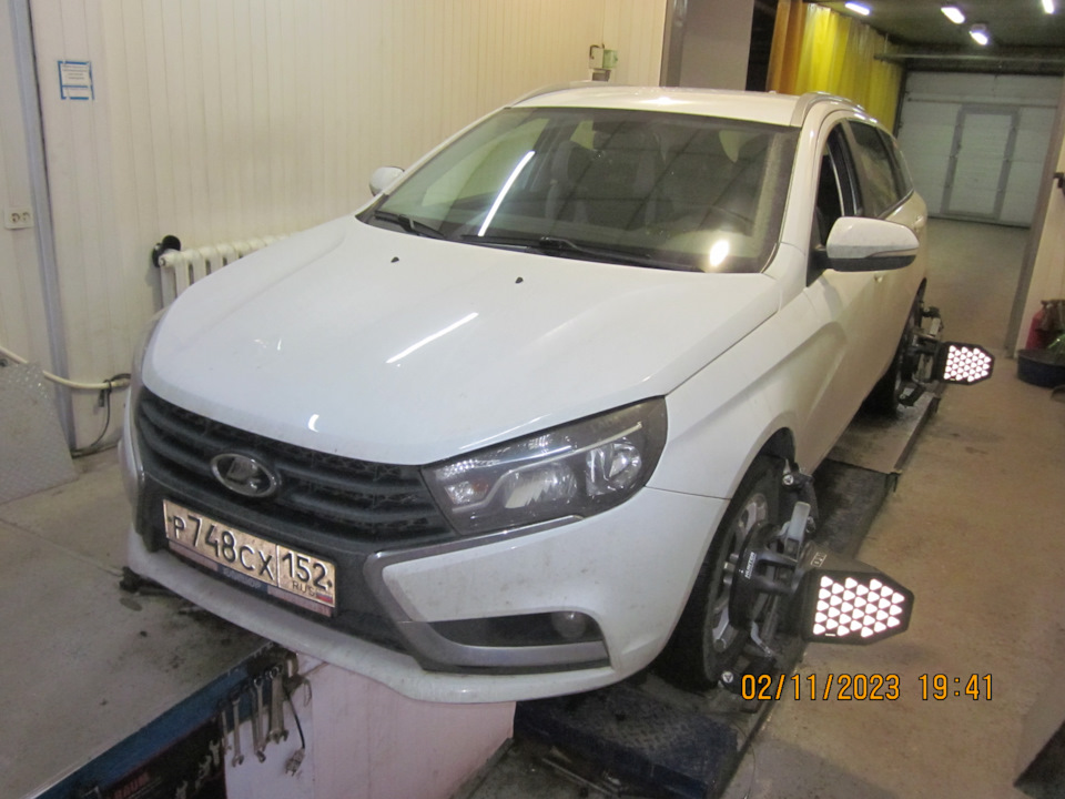 Веста на стенде Хантер — Lada Vesta SW (1G)