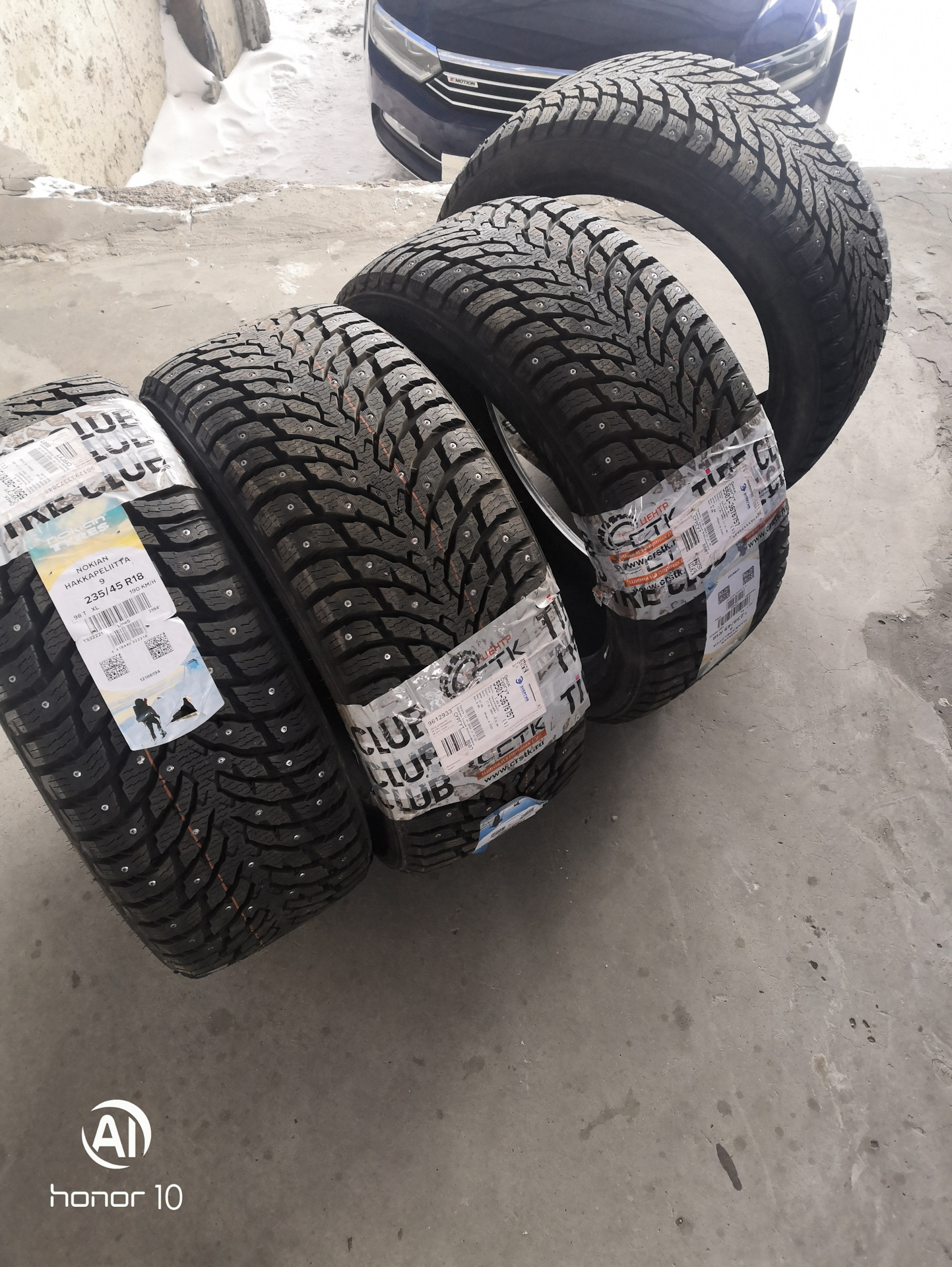 Литая покрышка cst 8 1/2x2. Литая перфорированная покрышка 8. 125". Покрышка ninebot es2. Шинам 8 лет.