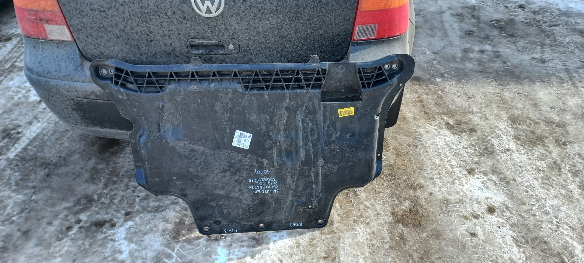 Установка защиты картера двигателя — Volkswagen Passat B8, 1,4 л, 2015 ...