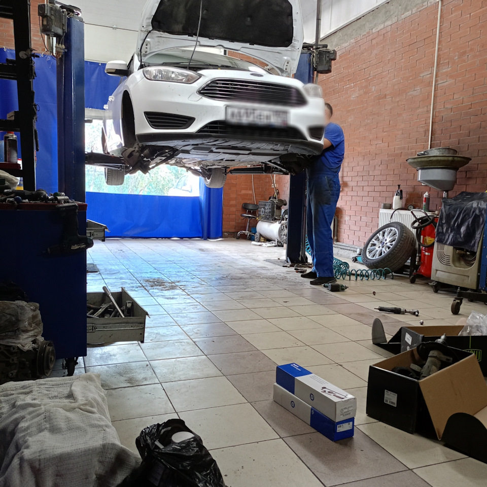 Передние амортизаторы. Заменено — Ford Focus III Wagon, 1,6 л, 2018 ...