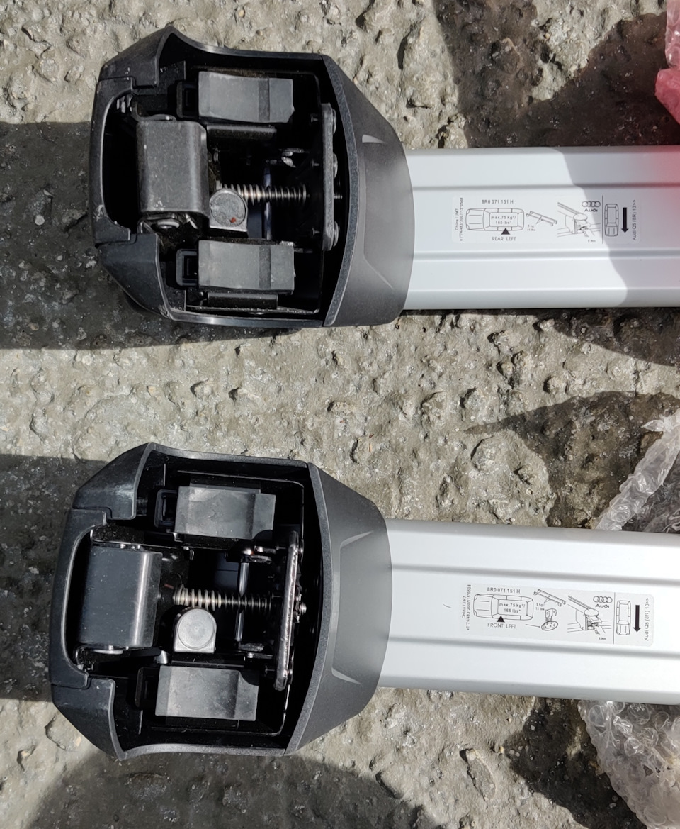 Две лапы с 3 стержнями. Один надо удалять. — Volkswagen Tiguan (1G). Запчасти на фото: SR00711