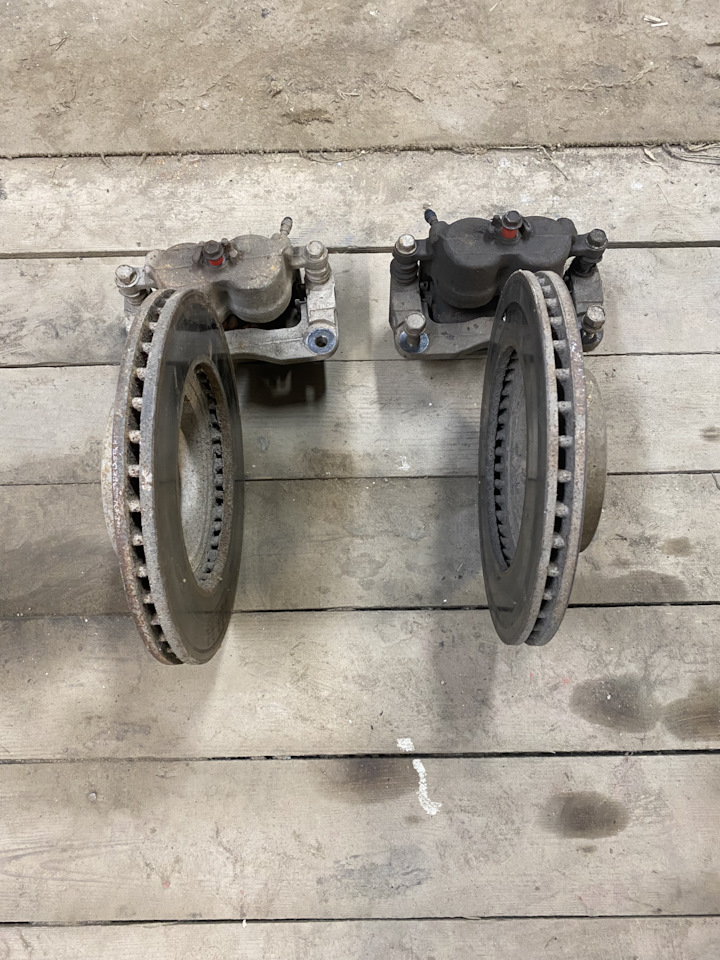 Передние тормозные диски + суппорта Subaru на Subaru Forester (SF ...