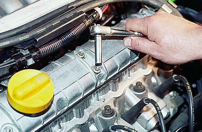 от 13600 до 21000 (7400 моторов были) на стаканчиках, желтая пробка и торкс болты головки, Гбц с F3R 728. По конструкции F3R 272 практически аналог F3R 728. Только на ранних F3R 272 (728. Лагуна) раньше стояла гбц 722-го с шайбами.А тут уже 728 на толкателях без шайб — Москвич 2141