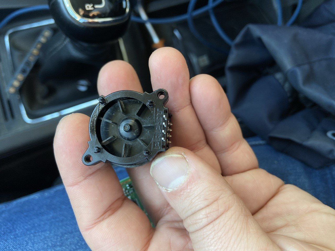 стих мы ногами топ топ. мы хвостиком покрутим покрутим раз два три. физкультминутка пальчиковая. физминутка мы ногами топ топ. обложили волки позорные.