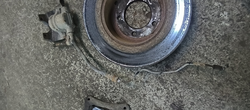 еще и тормозная трубка на грани, не откручивается соединение — Mitsubishi Outlander XL