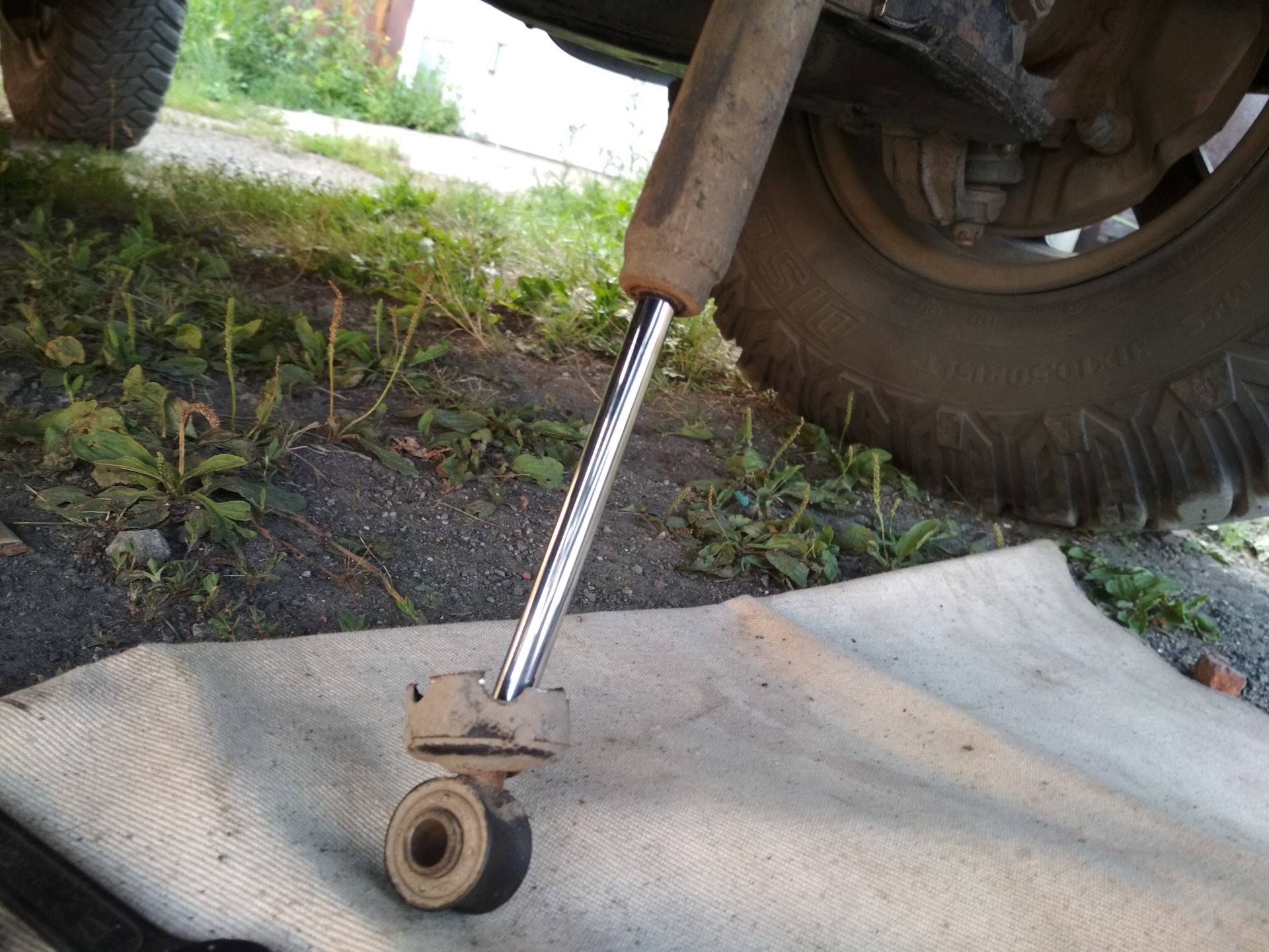 Замена пыльника на рулевом демпфере — Toyota Hilux Surf (2G), 2,4 л ...