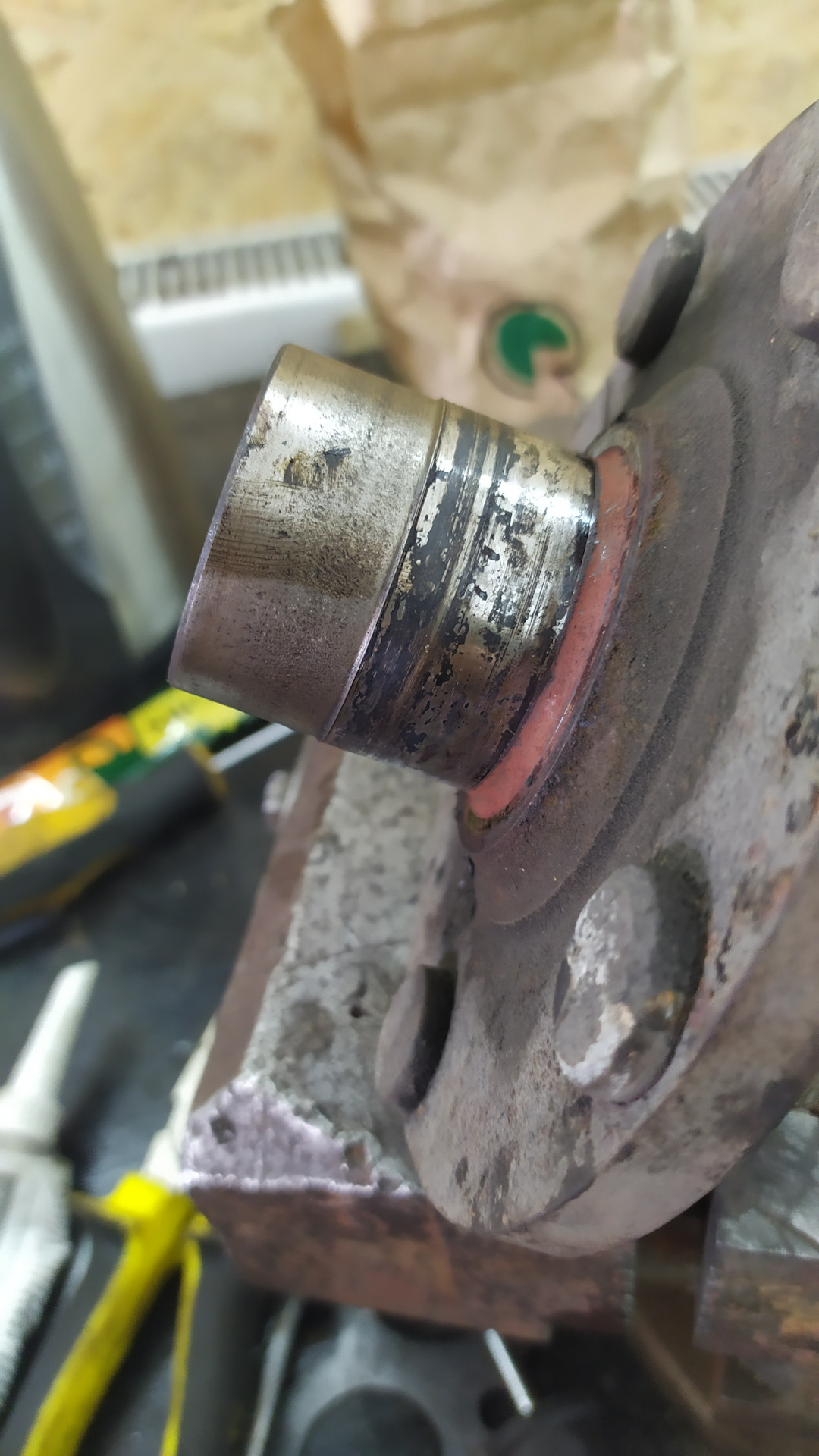 Ступичный подшипник форд фиеста. Развалился ступичный. Ступичный подшипник задний р12. Развалился ступичный подшипник на прицепе. Развалился подшипник задней ступицы.