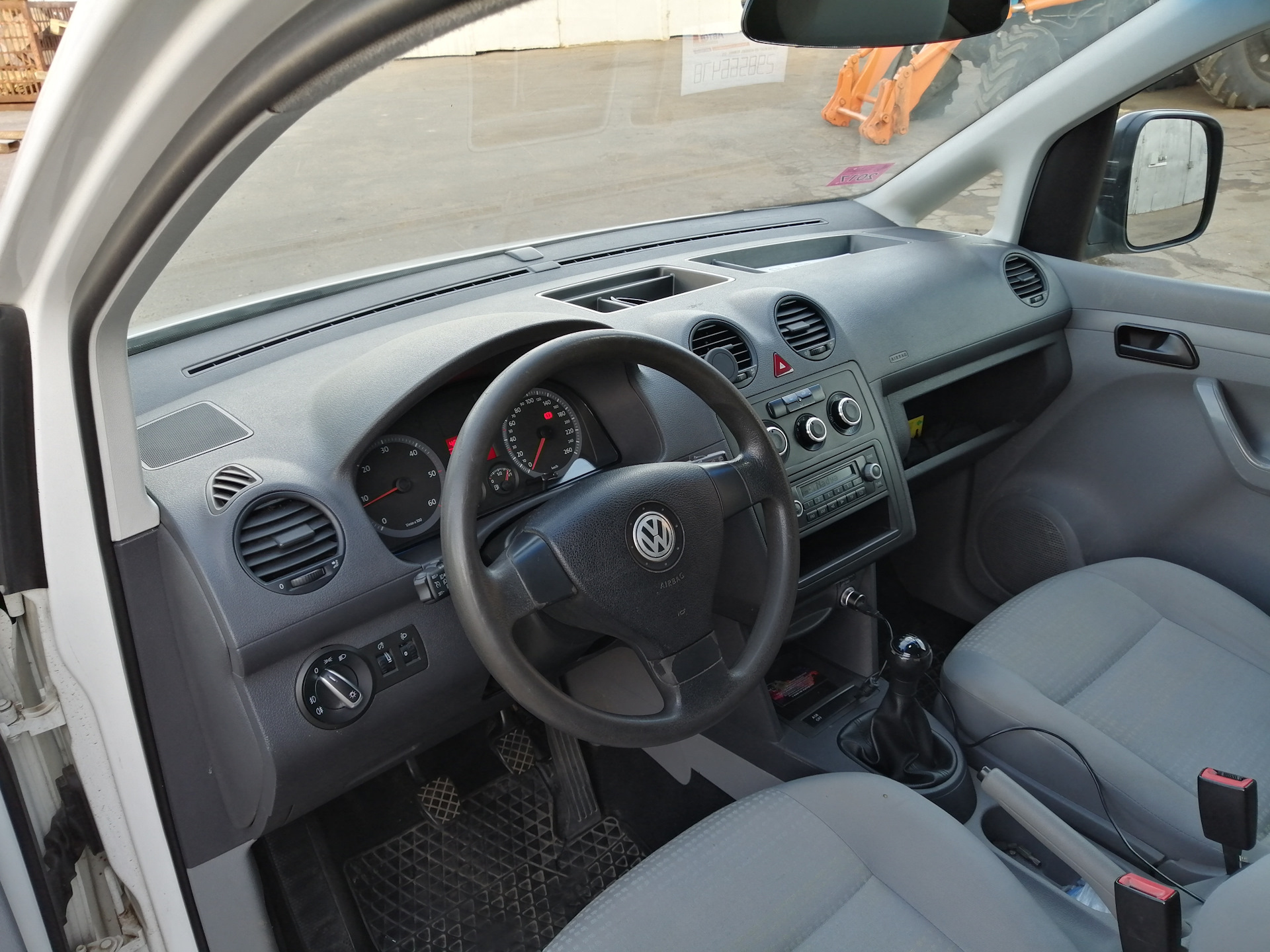 Фольксваген кадди 2008. Volkswagen Caddy 2008 салон. Volkswagen Caddy 3 салон. Фольксваген Кадди 2008 салон. Volkswagen Caddy 2013 торпеда.