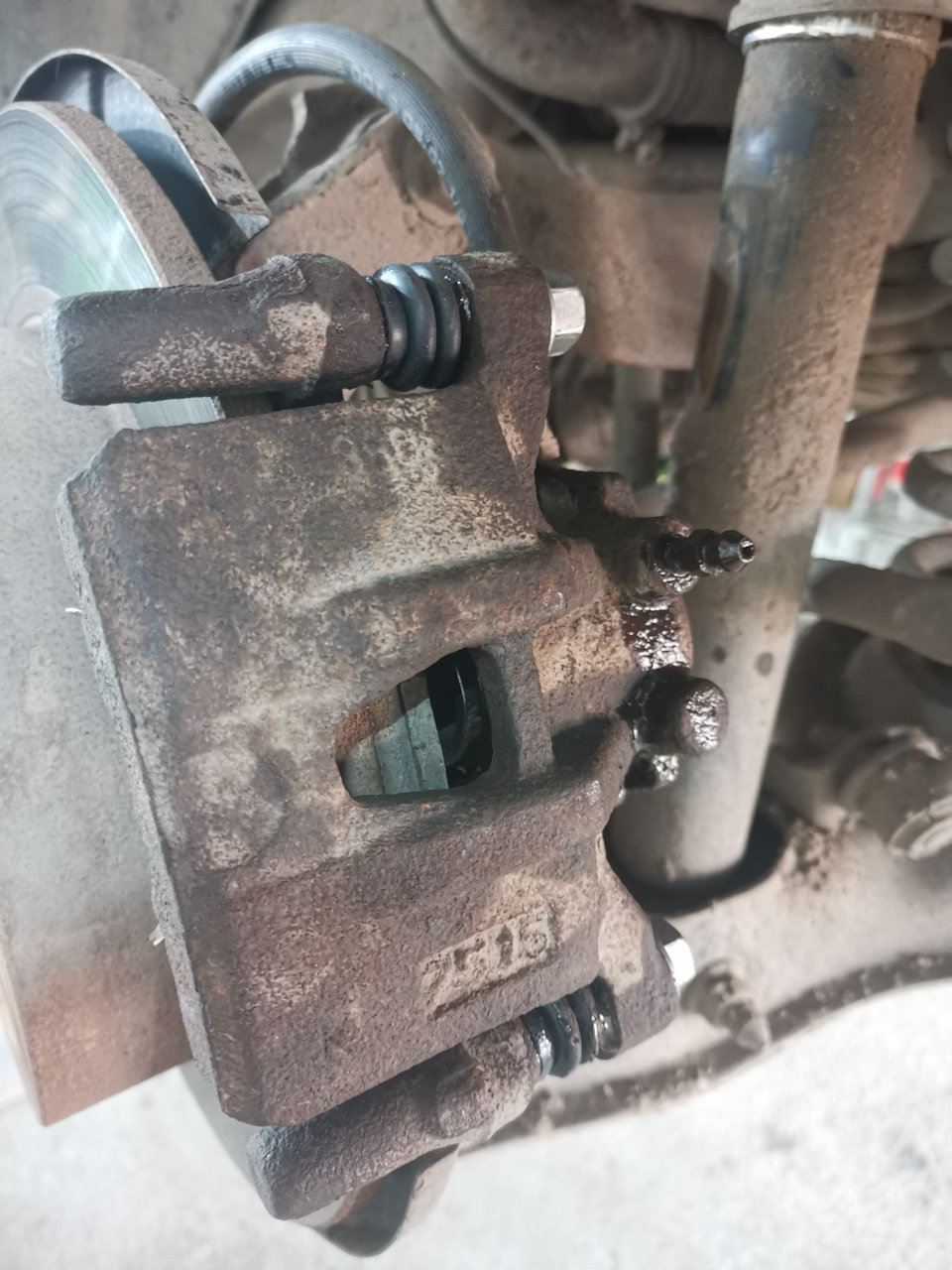 Замена ремкомплекта заднего суппорта — Mitsubishi Outlander XL, 3 л ...