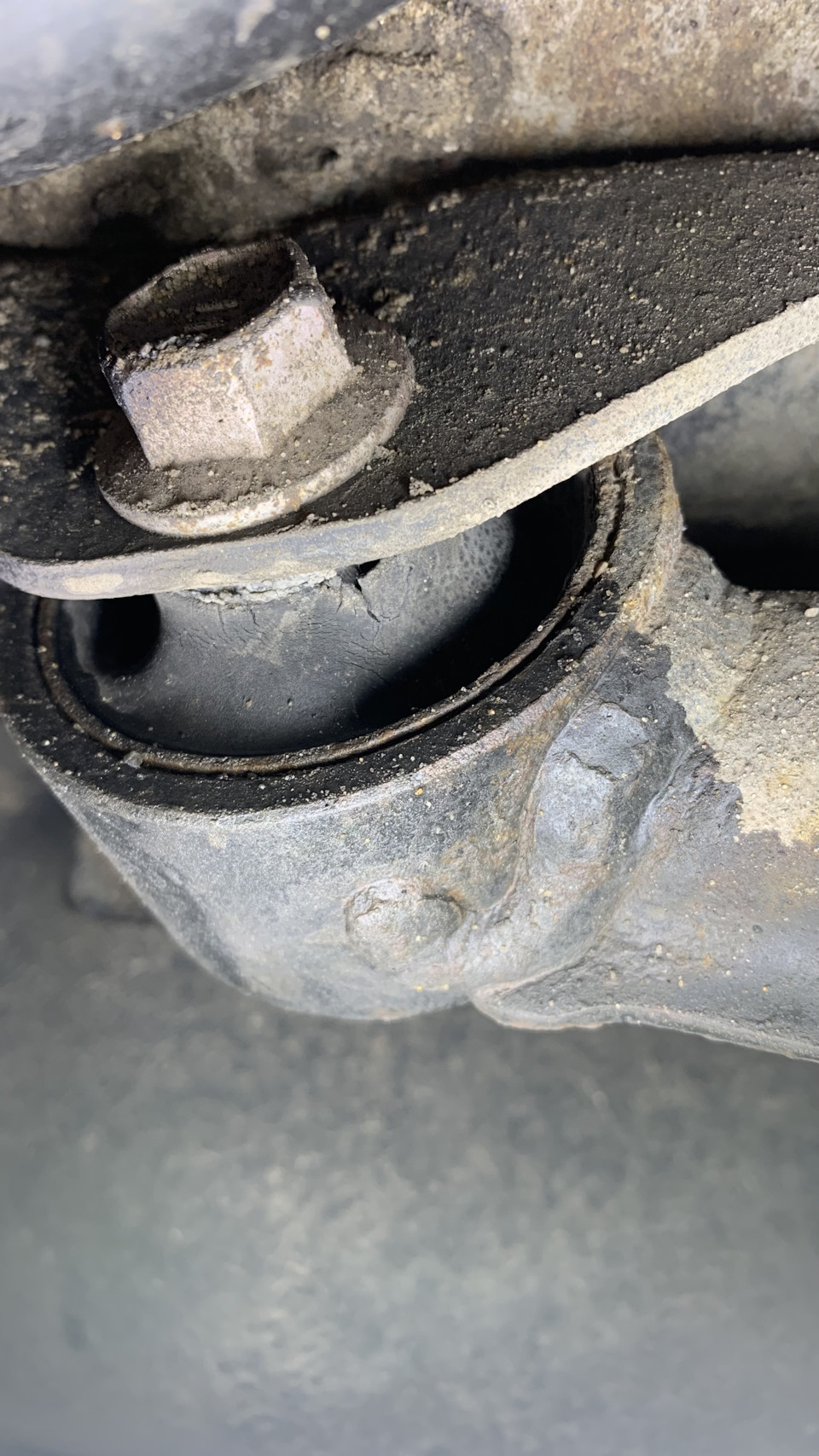 Сайлентблоки задних продольных рычагов — Toyota RAV4 (IV), 2 л, 2014 ...