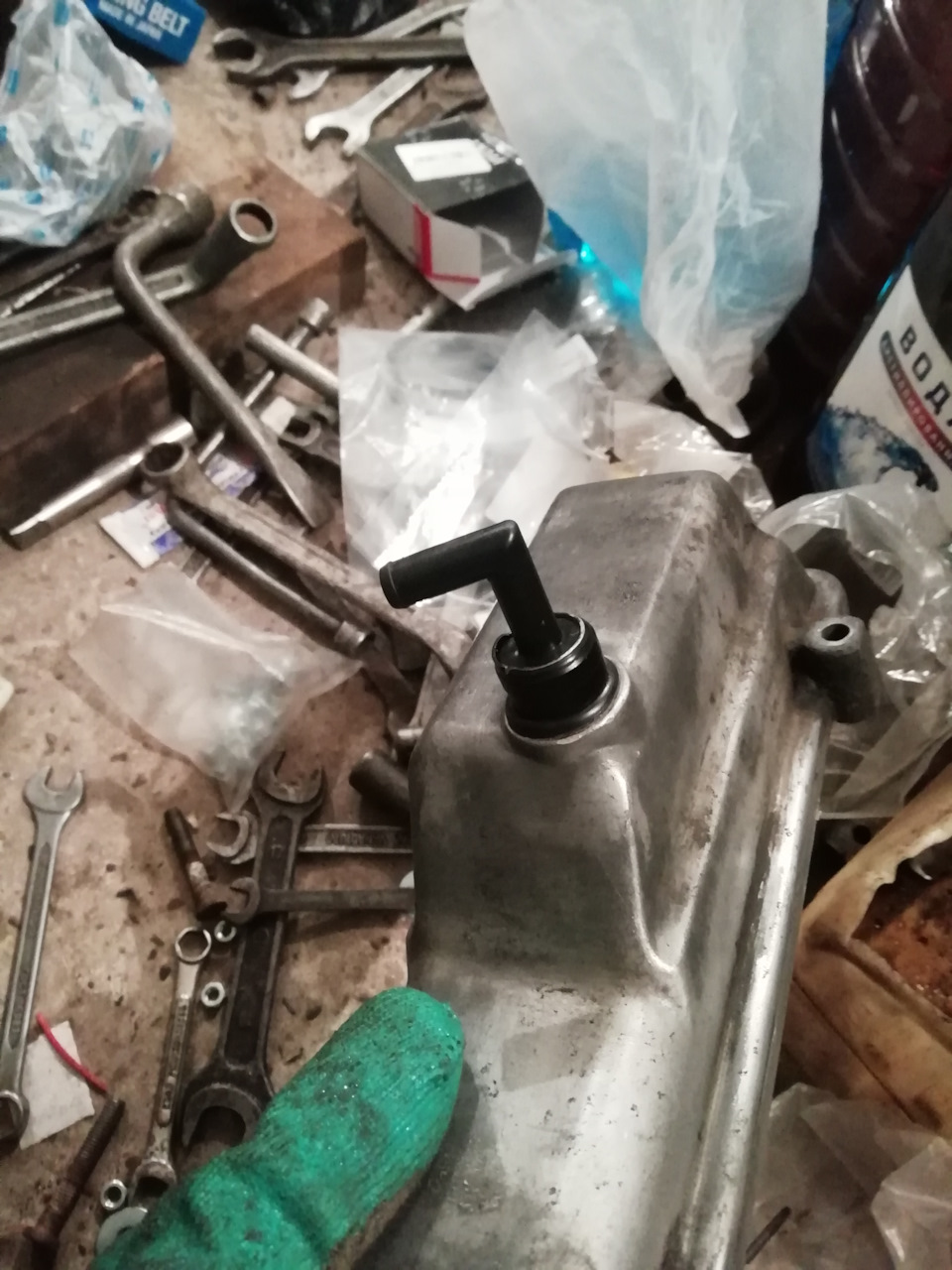 Заменил я уплотнительное кольцо сапуна и сам сапун, мой сапун был треснут и не работал, хоть у меня и стоит масло помойка, но все же масло кидало во впуск, поэтому все меняем — Toyota Chaser (100)