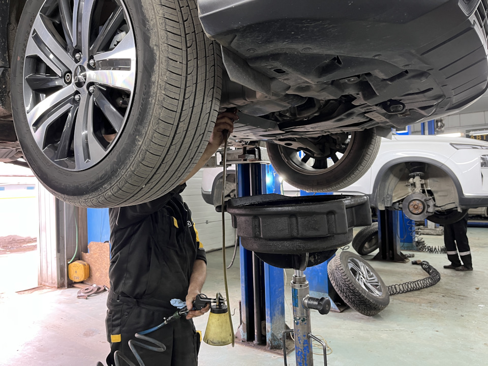 Удаление остатков масла из поддона картера — Mitsubishi ASX