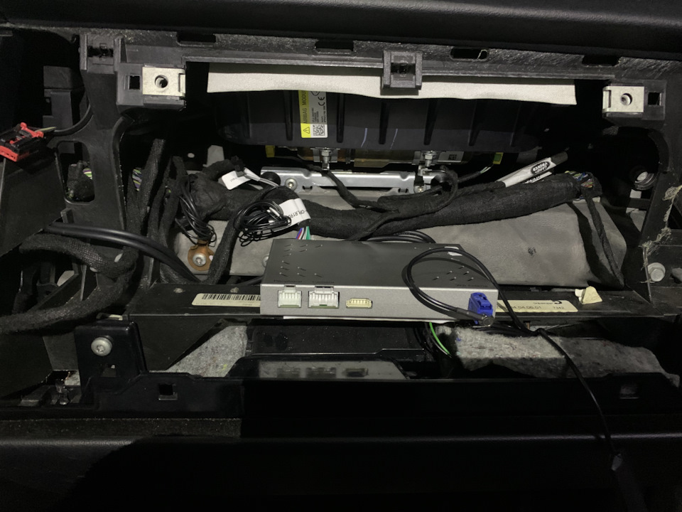 Сам блок прекрасно разместился над бардачком. — Land Rover Range Rover Sport (2G)