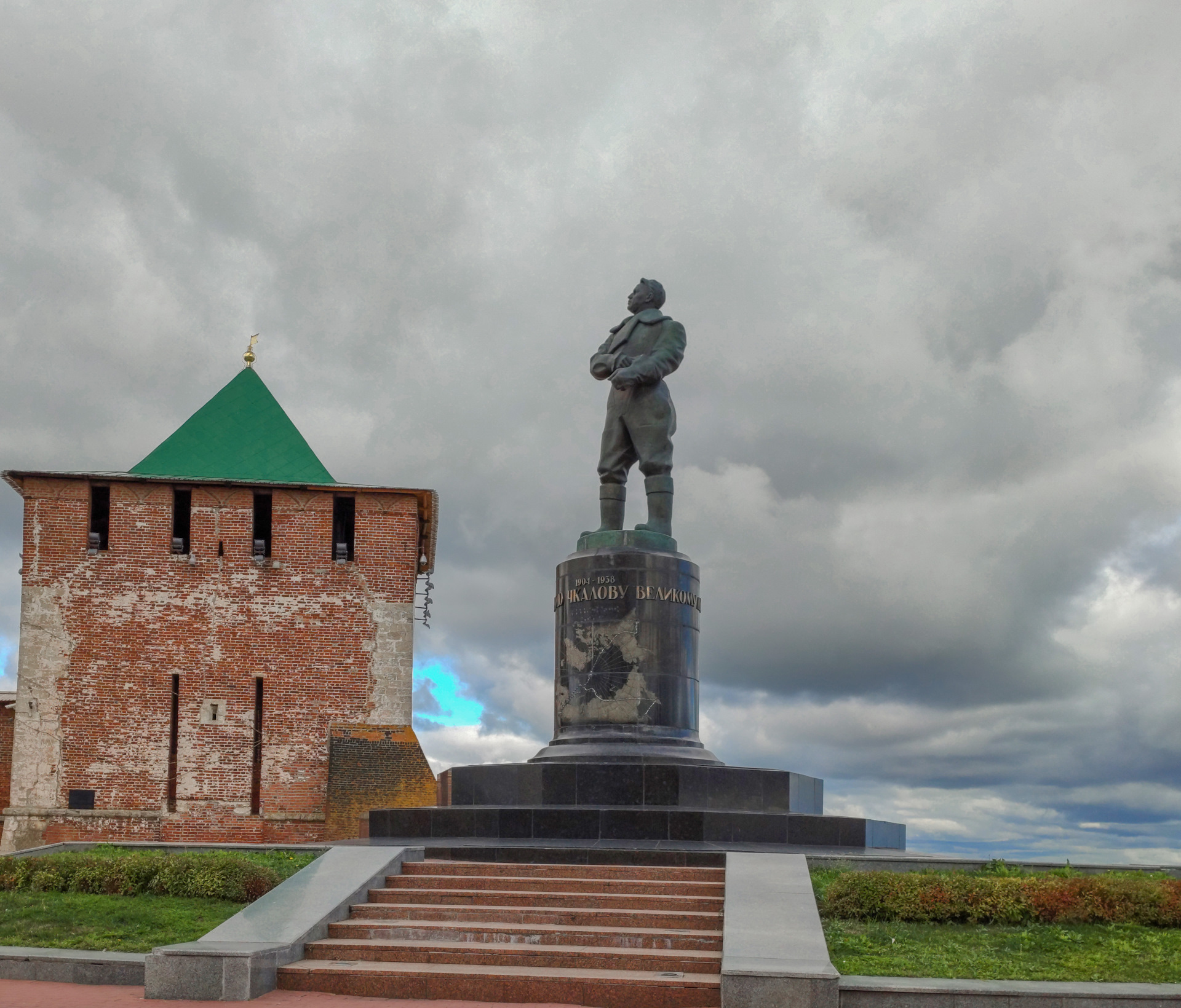 памятник чкалову в нижнем новгороде фото