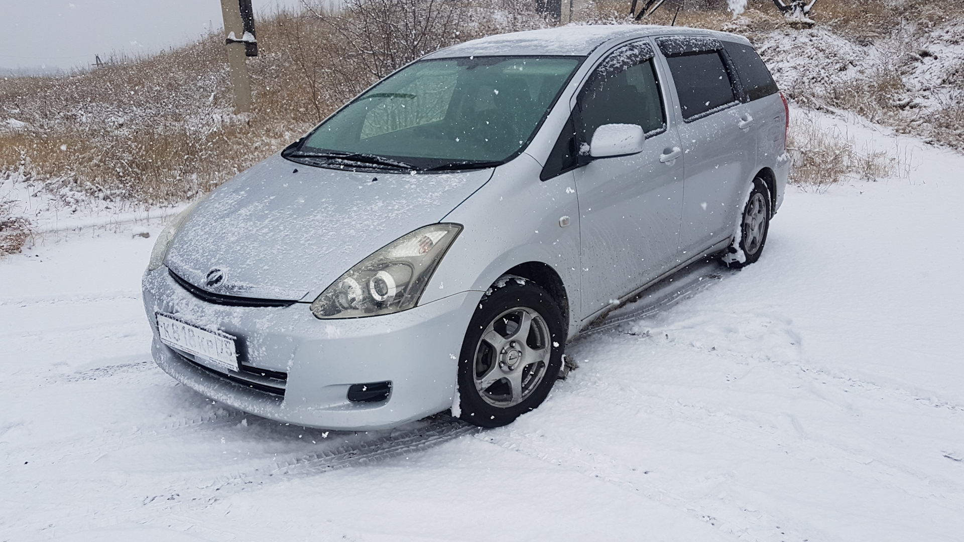 Toyota Wish 2006. Тойота Виш на дороге.