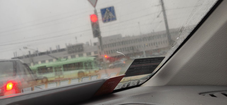 Нижний штуцер шланга на АКПП. Расширительный бачок. Лобовое стекло ...