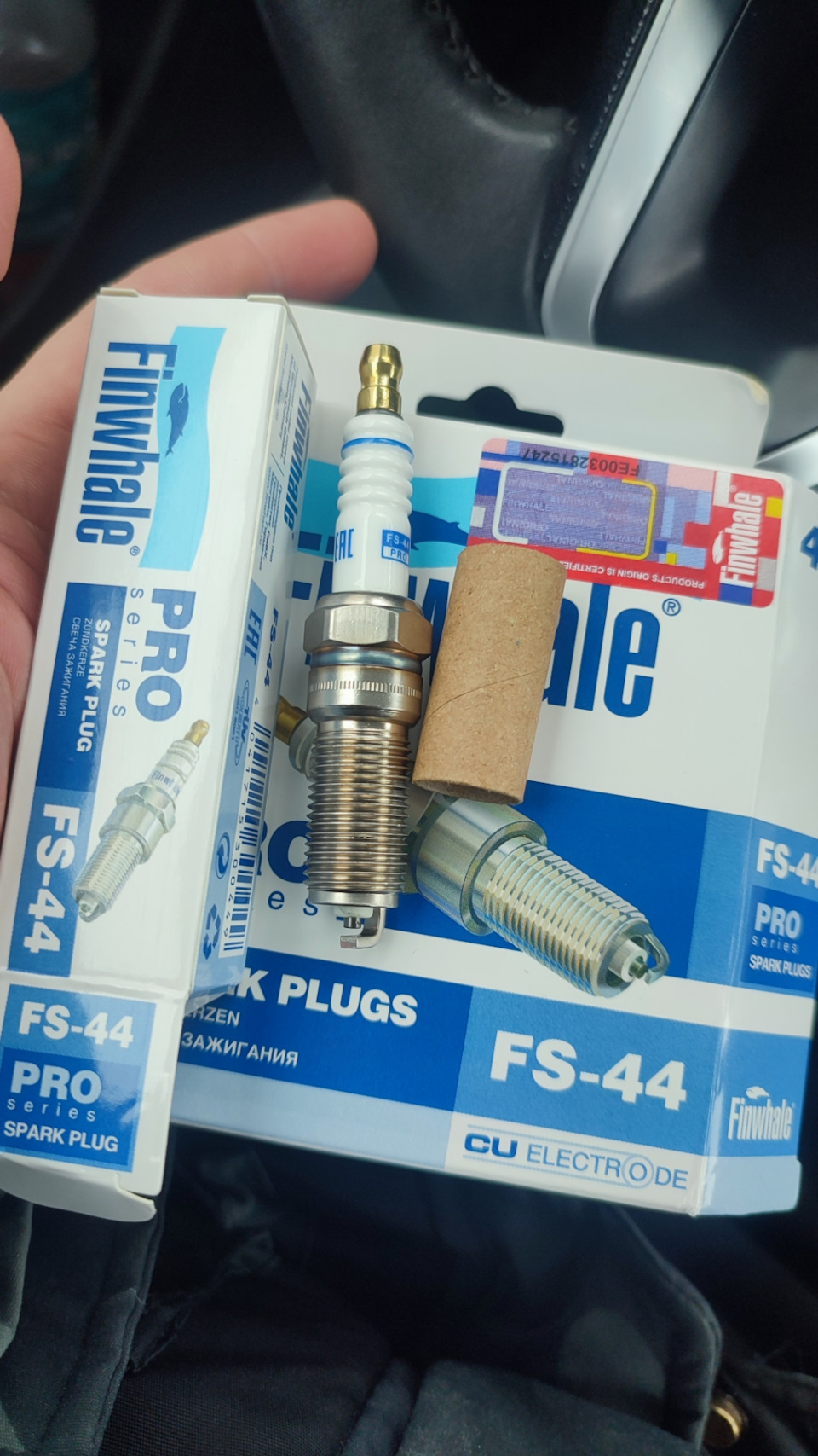 Свечи зажигания 2hr. Нормальный цвет свечей зажигания ваз 2115. Как определить по свечам зажигания работу двигателя инжектор. Какие свечи быть цвет. Светло коричневые свечи зажигания.