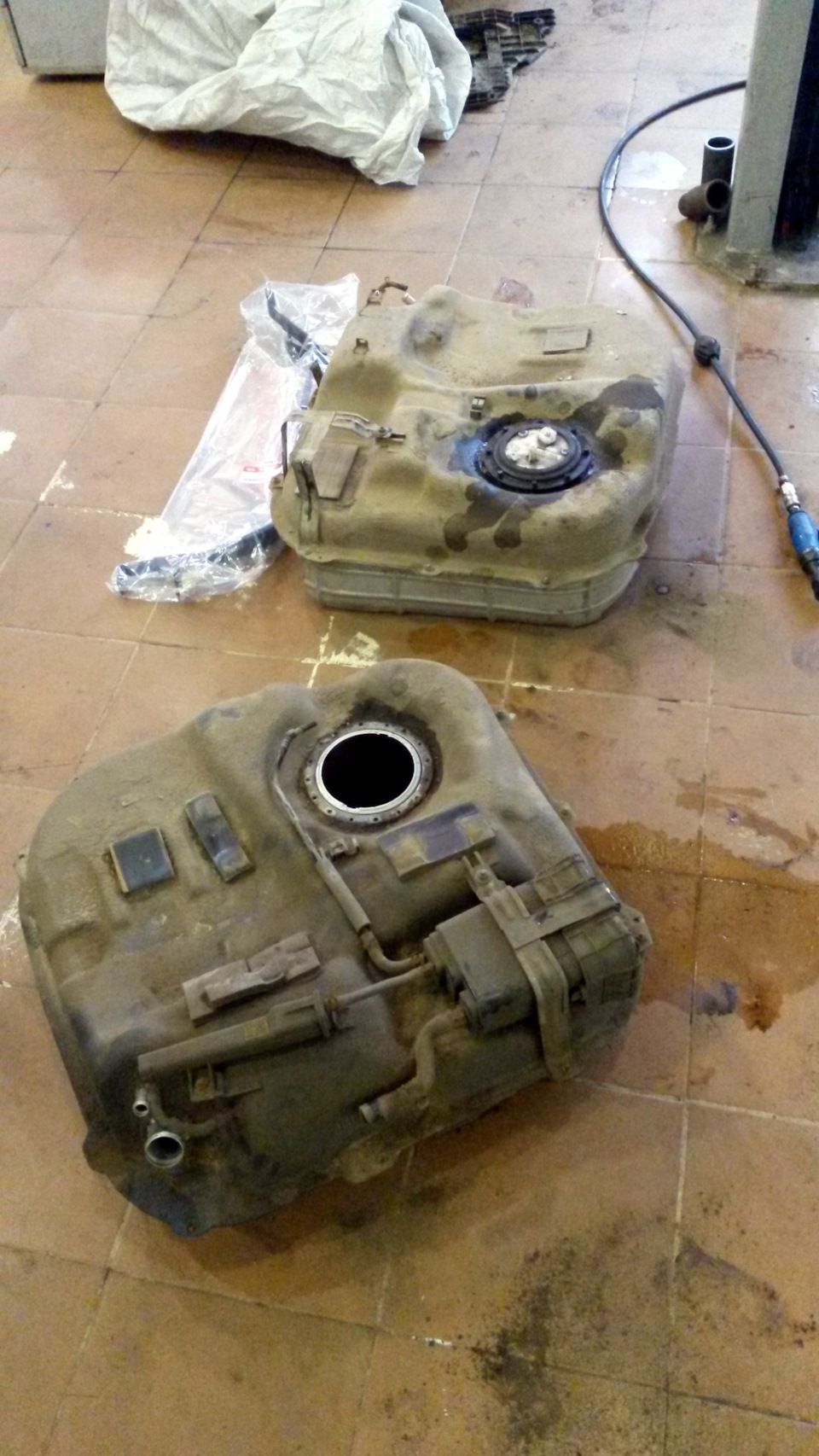 Замена абсорбера и кронштейнов бензобака — KIA Ceed SW (1G), 1,6 л ...