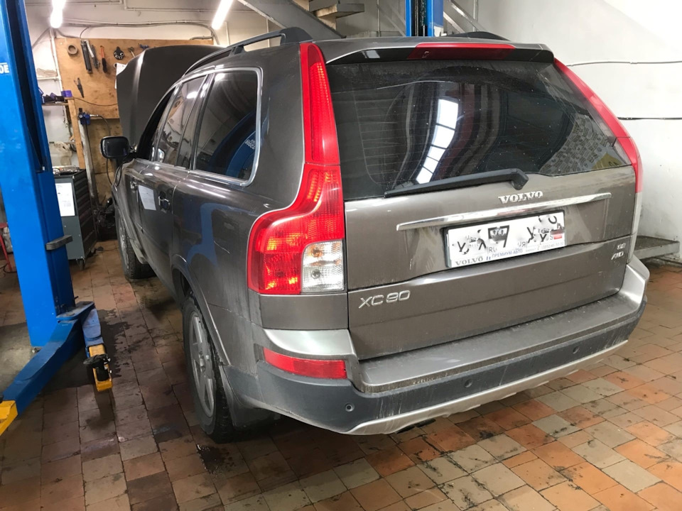 VOLVO XC90. Замена верхней опоры и пыльника переднего амортизатора ...