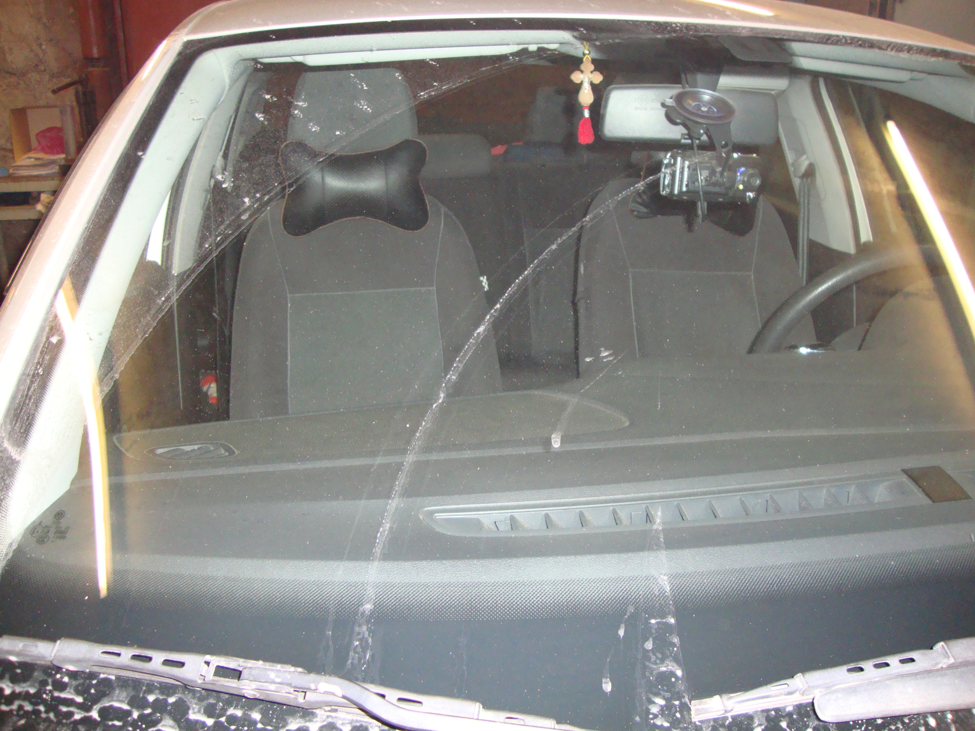 Замена резинок каркасных дворников VW Polo - Volkswagen Polo Sedan, 1,6 л, 2010 