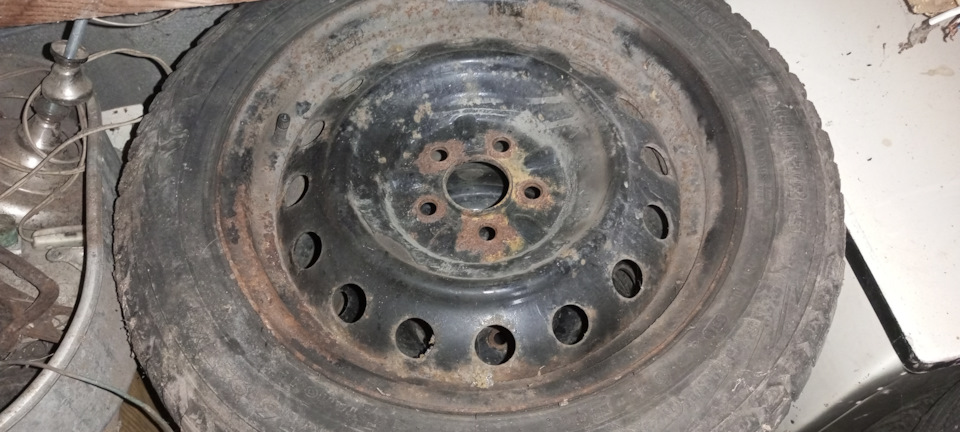 Шины зимние шипованные Nokian 205/55 R16, штампованные диски 6,5Jx16 ...