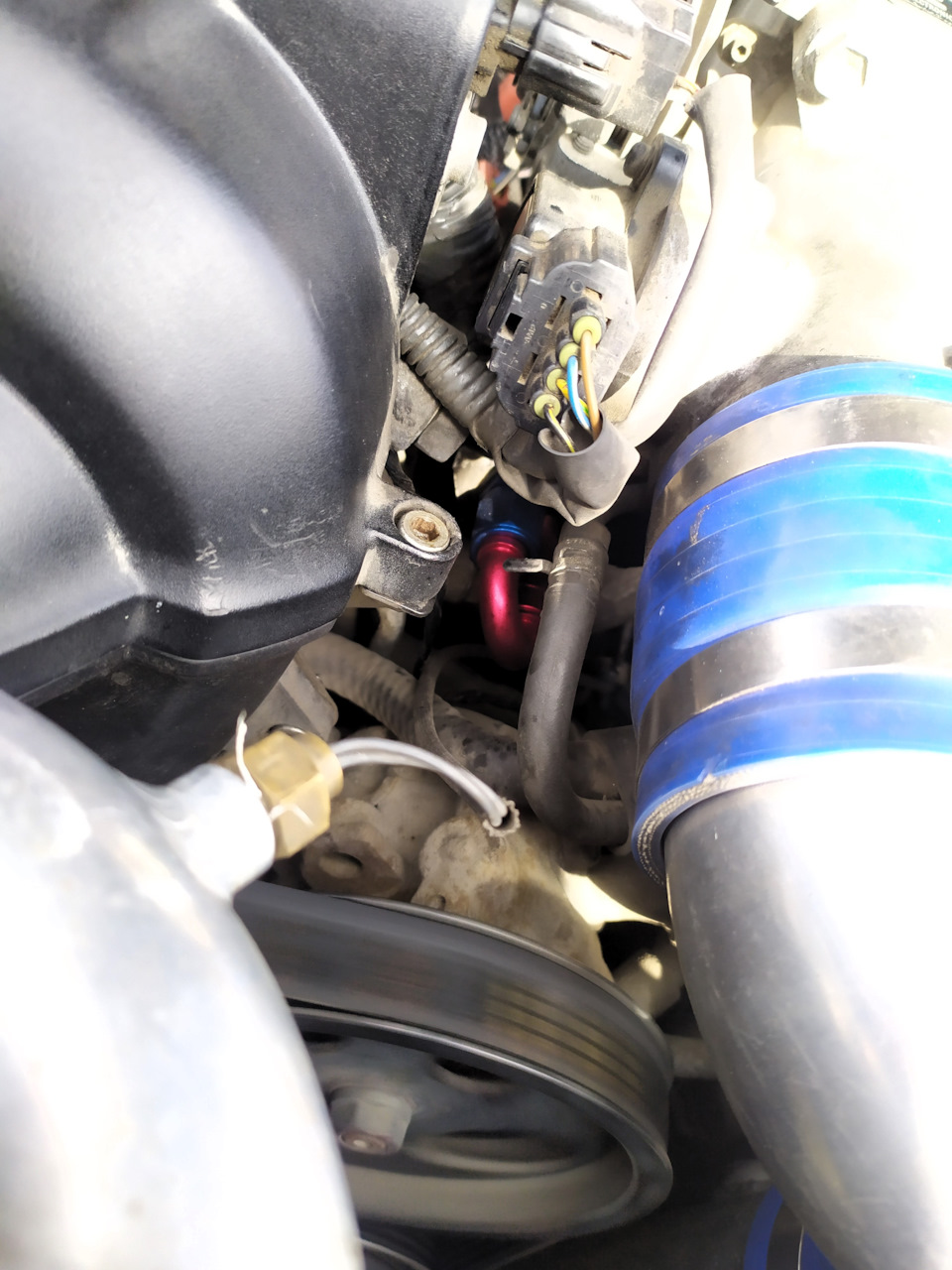 Шланг обратки с рейки пропустили под моторной косой. — Toyota Chaser (100)