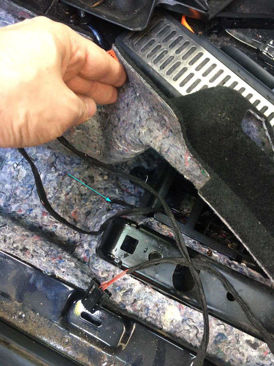 Подсветка пространства ног в салоне — Volkswagen Golf Plus, 1,6 л, 2010 ...