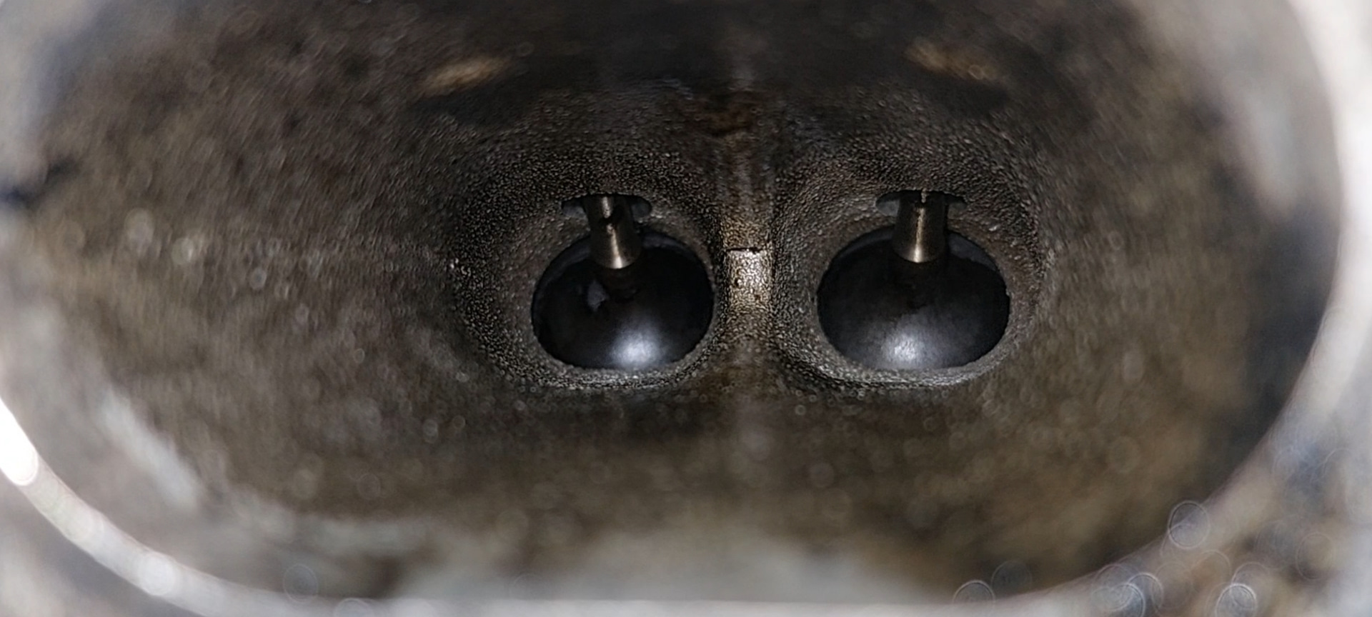 Раскоксовка двигателя до и после. Чистка каналов гбц грецким орехом. Очистка впускных клапанов. Насадка для чистки клапанов. Чистка впускных клапанов.