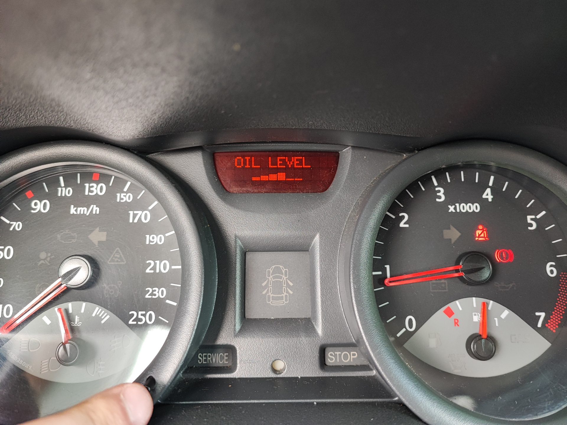 Датчик уровня масла (замена) — Renault Megane II, 1,4 л, 2005 года ...