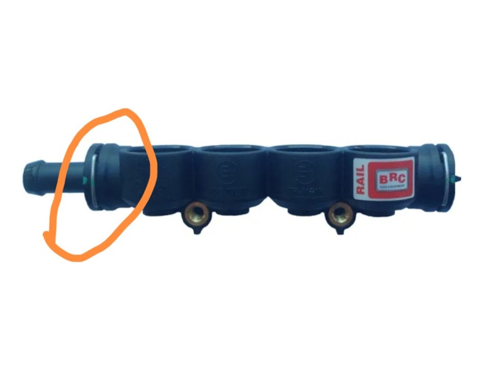 Там где отметка туда подключается шланг с редуктора в этом соединении и пузырит ( не в соединении шланга) — Toyota Camry (XV20)