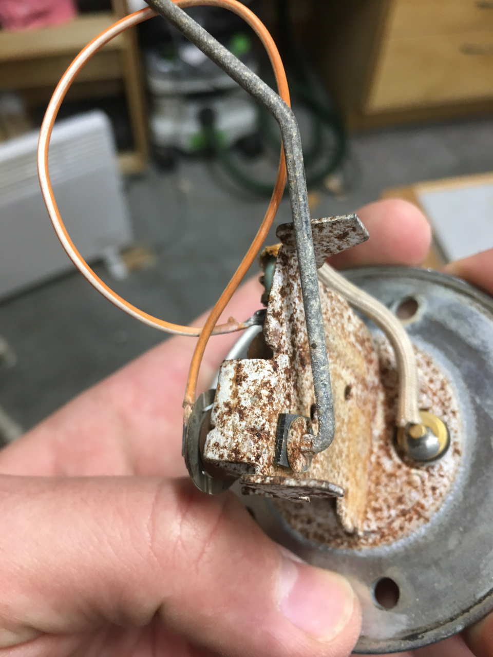 вот ту вот черная такая штука — Toyota Crown (S120)