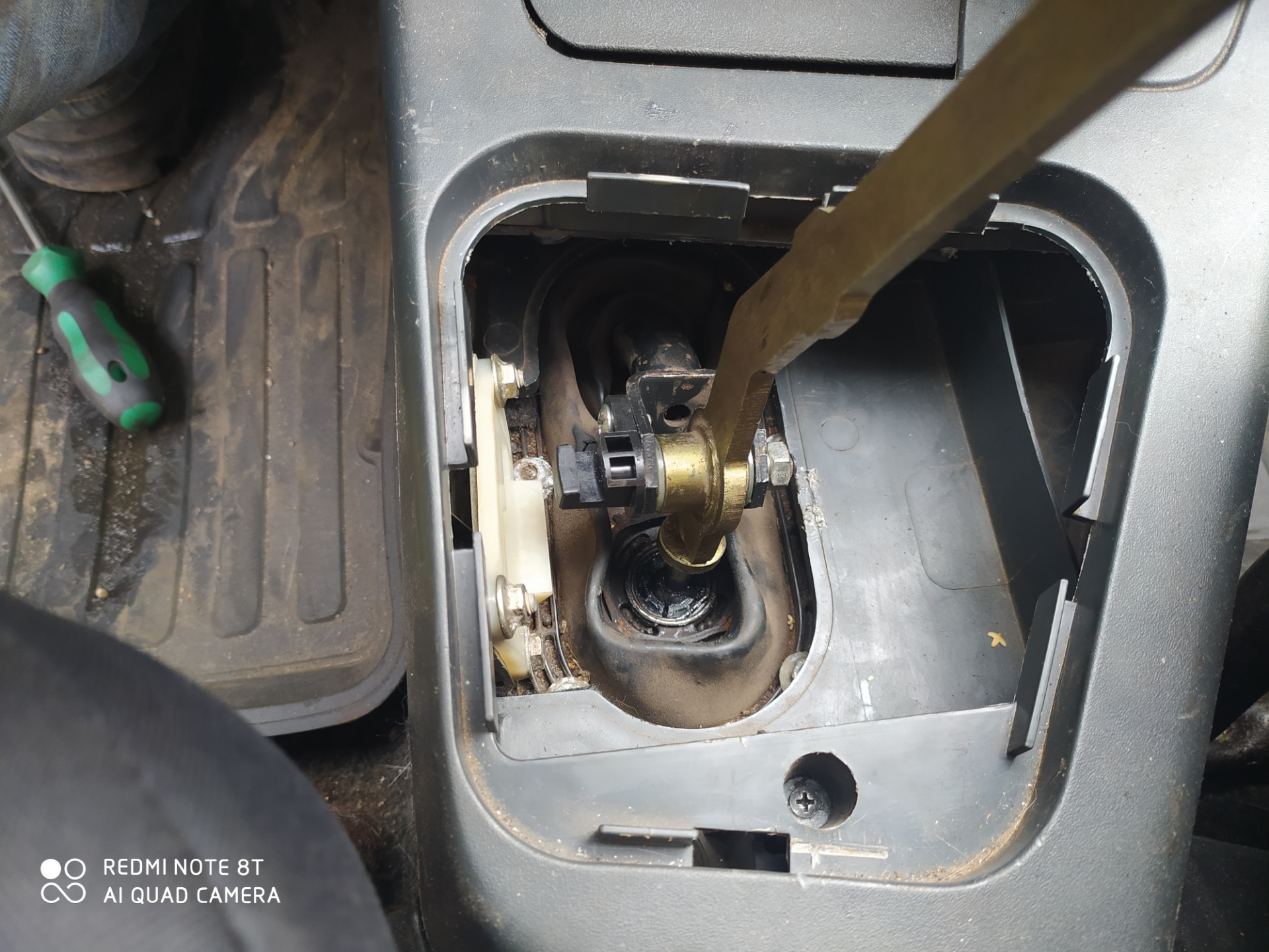 Плохо включается задняя передача ваз. Ограничитель включения задней передачи на ВАЗ 2110. Механизм включения передач ВАЗ 2114. Плохо включается задняя передача ВАЗ 2110.