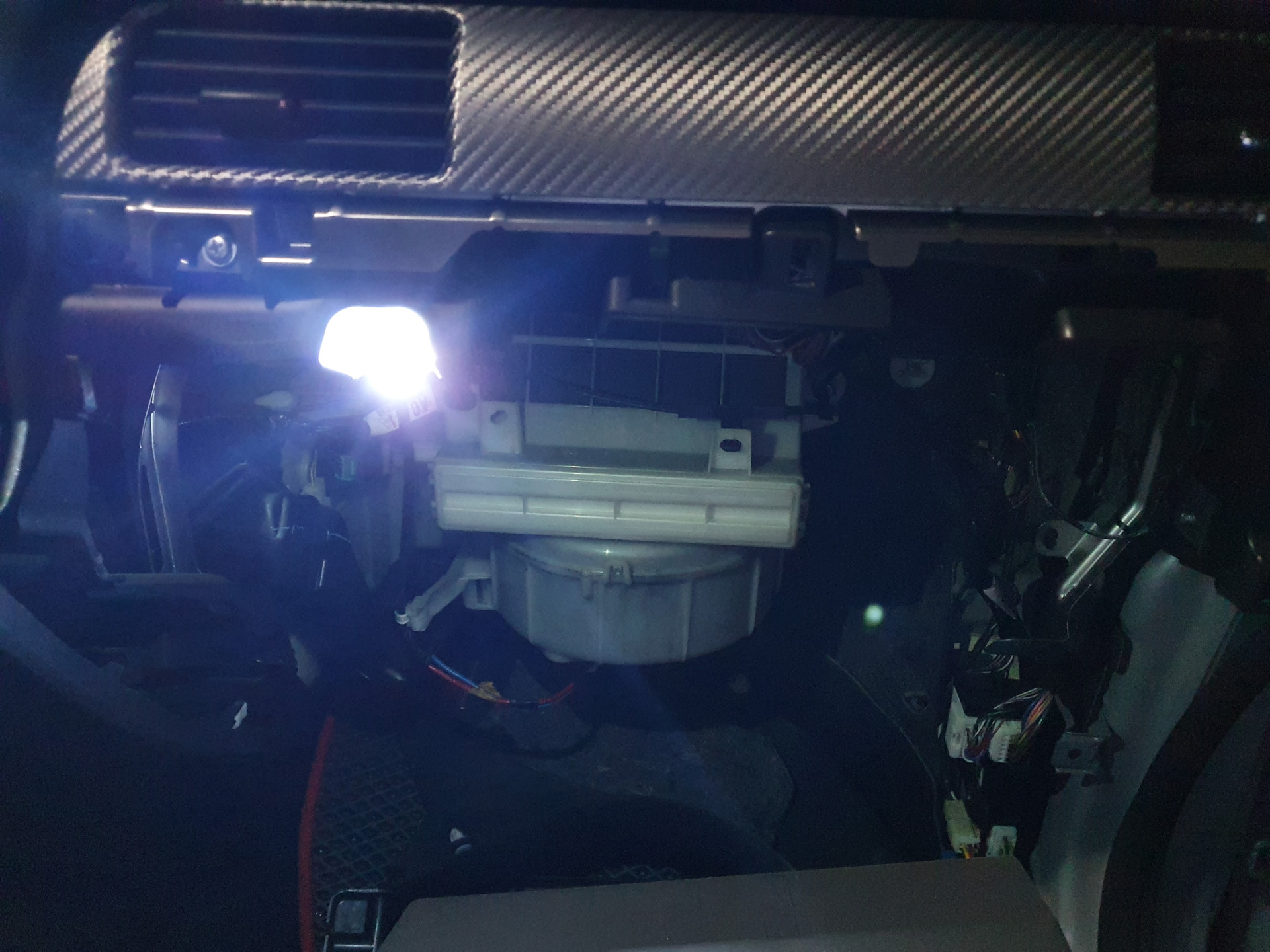 Замена лампочки в бардачке — Mitsubishi Outlander (3G), 2,4 л, 2012 ...