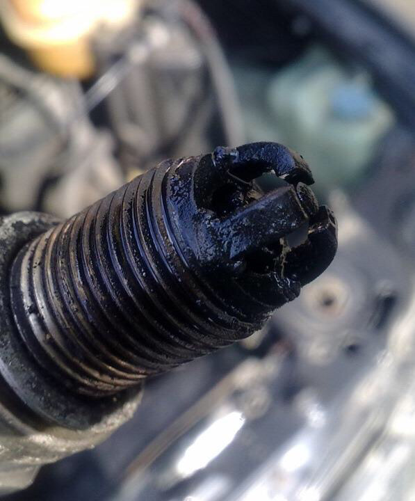 На уазе черные свечи. Черные свечи зажигания причина 402 двигатель. Черный нагар на свечах b20b. Свеча хонда дио 35. Чёрные свечи зажигания ваз 2107 карбюратор.