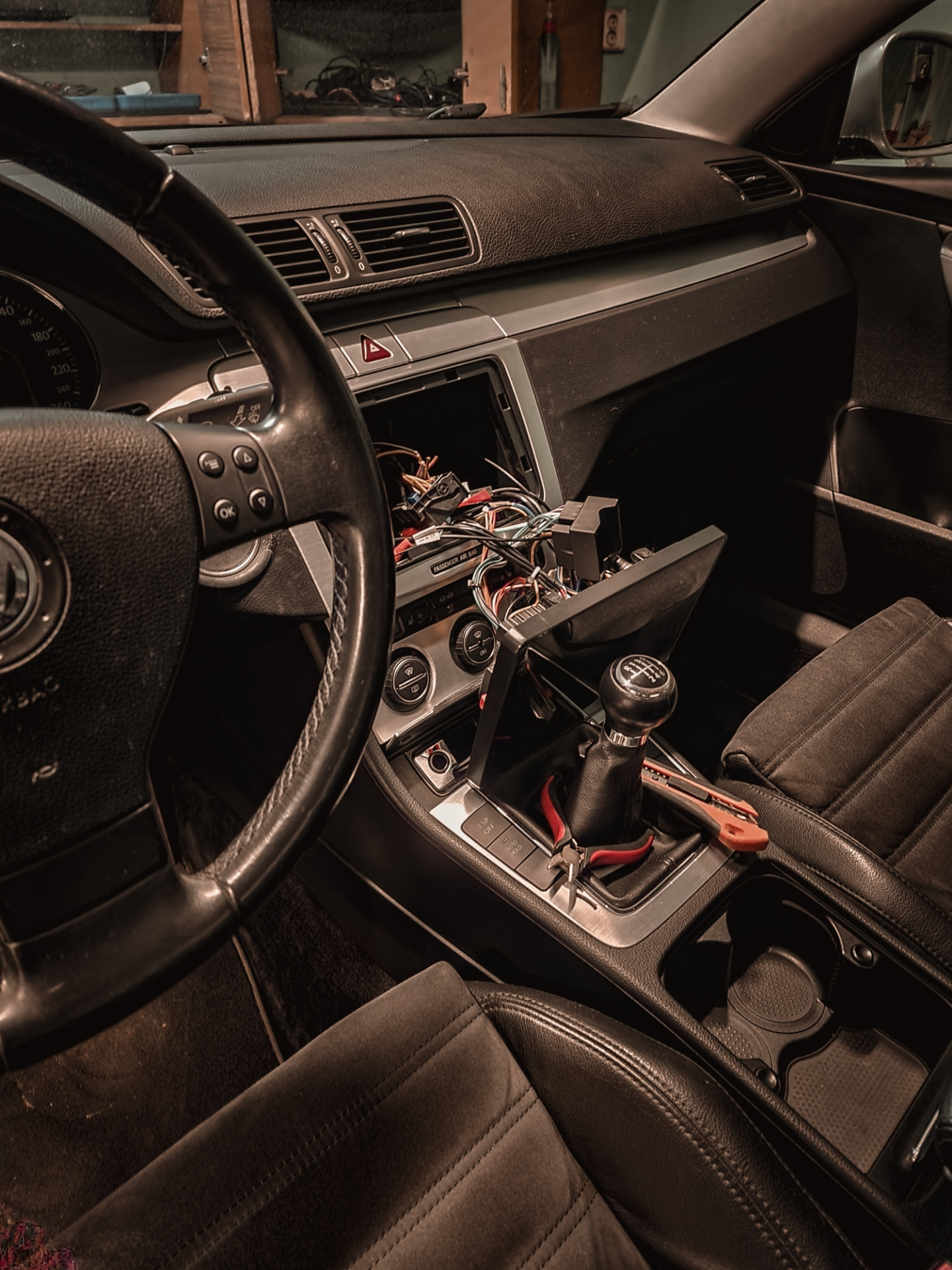 Победил наводки. Ценой усилителя… — Volkswagen Passat B6, 1,8 л, 2008 ...