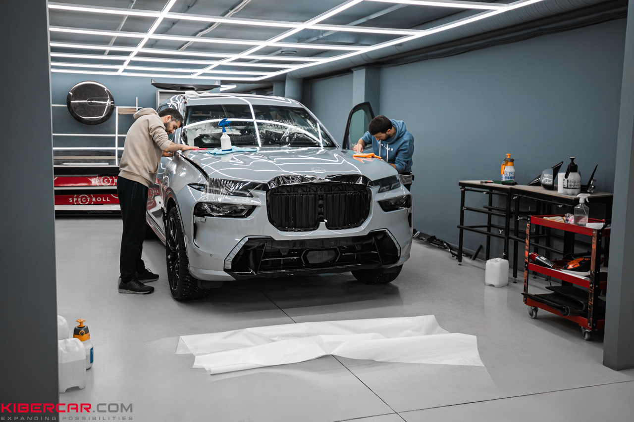 Сколько надо пленки чтобы обклеить машину пленкой. Покраска авто целлофановой пленкой. Плёнка для автомобиля оклейка капота. Оклейка кузова виниловой пленкой. Сколько нужно пленки для оклейки авто.