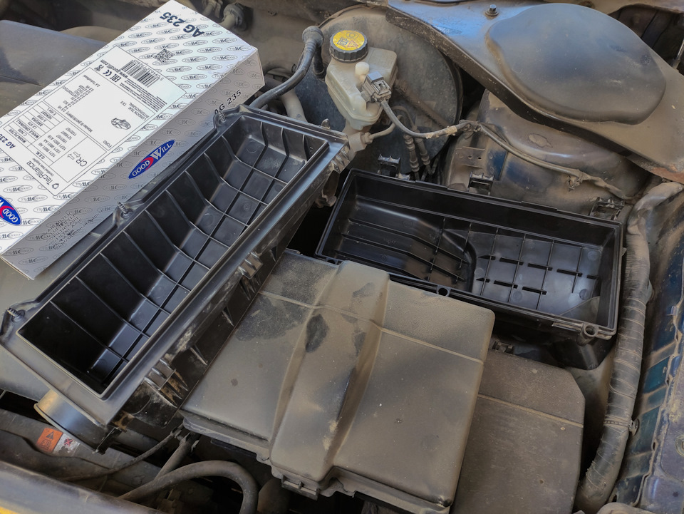 в пыли — Ford Mondeo III. Запчасти на фото: AG235