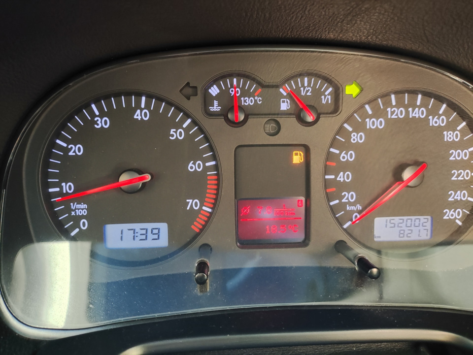 Уровень топлива и марка. — Volkswagen Golf Mk4, 1,6 л, 2002 года ...