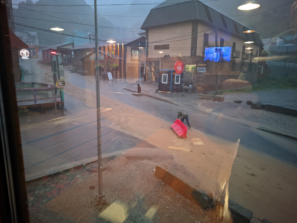 Всё поплыло по асфальту — камни, заграждения — Chevrolet Niva (1G)