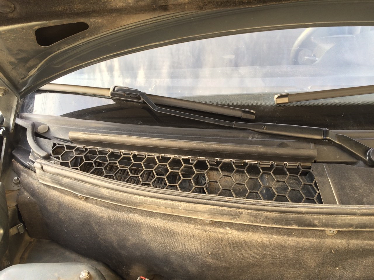 Замена жабо на нового образца — Lada Приора седан, 1,6 л, 2008 года ...