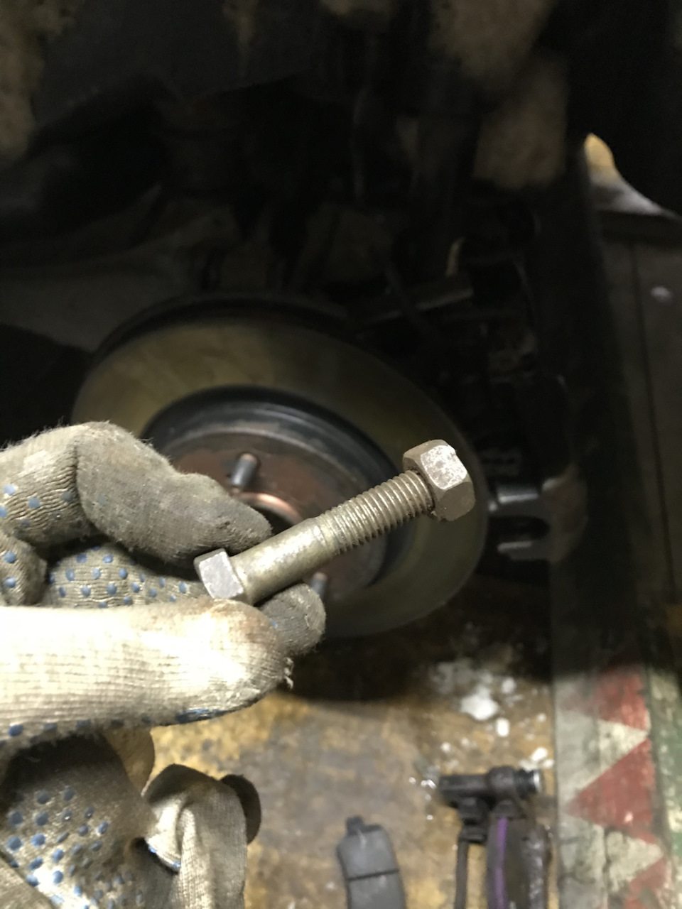 Замена тормозных дисков и колодок. Как снять прикипевший диск 🚐 ...