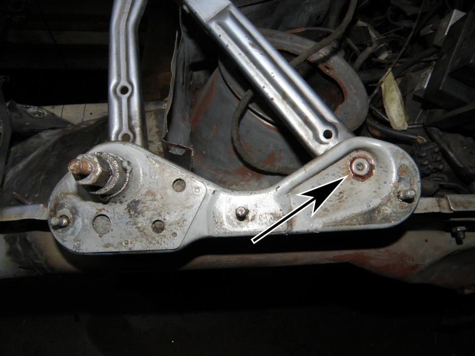 Кроме того, передний шарнир закис, ось провернулась на заклепке и стала выгрызать металл под этой самой заклепкой — Mercedes-Benz E-Class (W124)