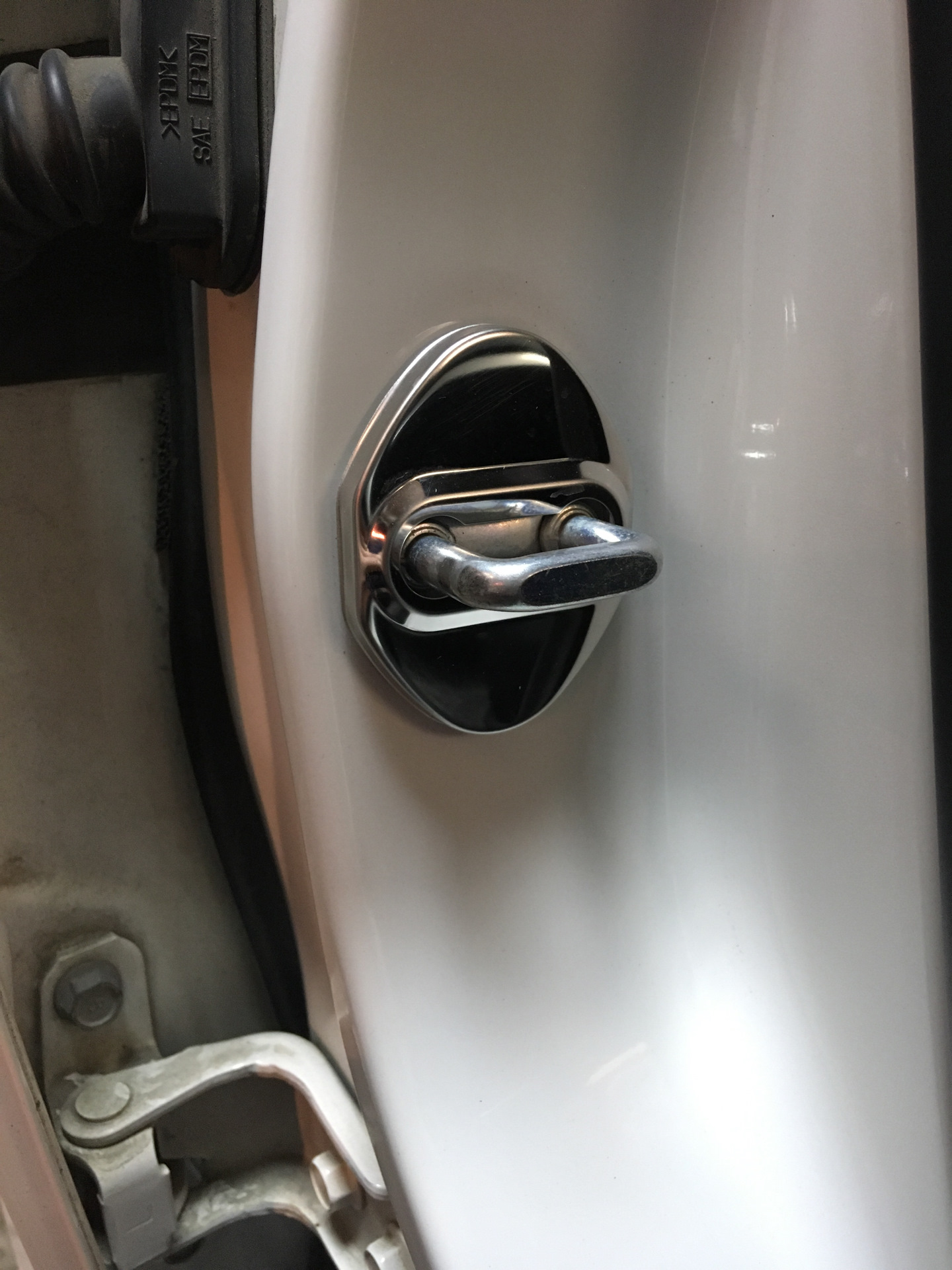 #13. Декоративные заглушки замков и ограничителя двери. — Mazda 3 (2G ...