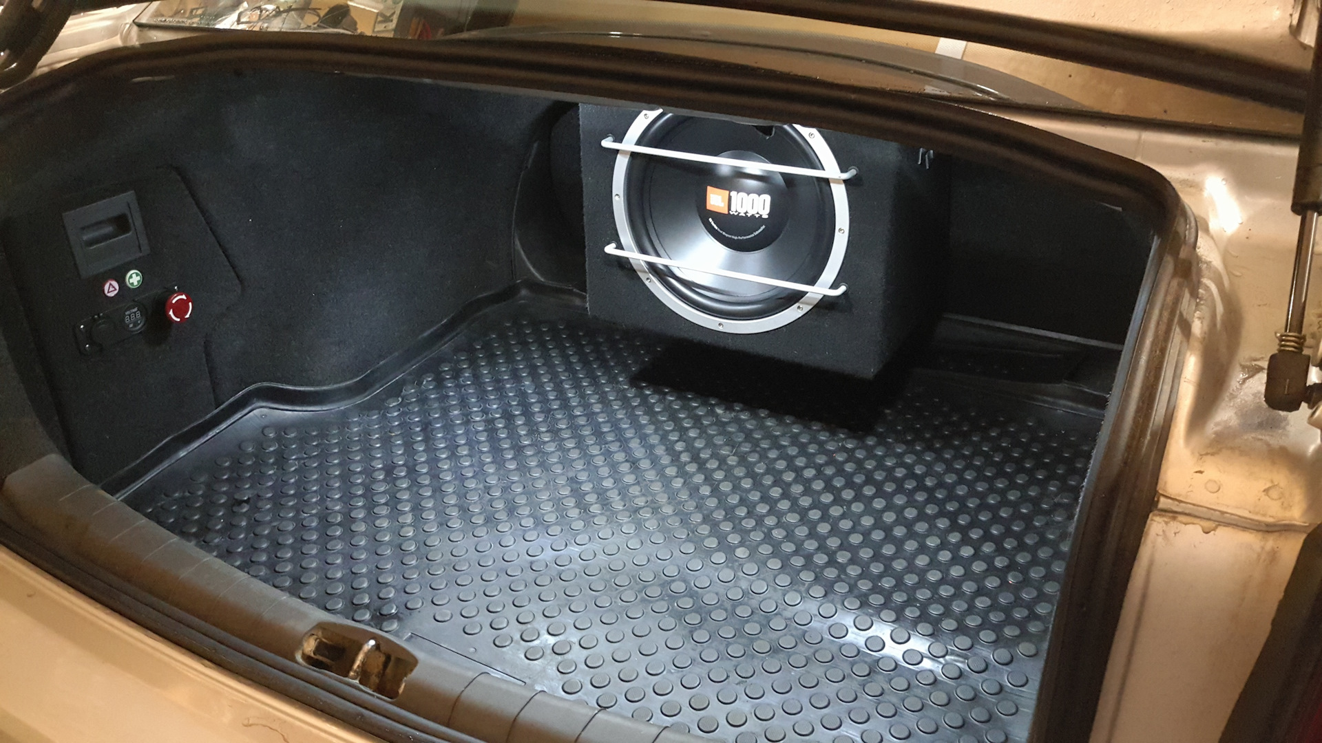 Подвес сабвуфера — Opel Vectra C, 1,8 л, 2007 года | тюнинг | DRIVE2