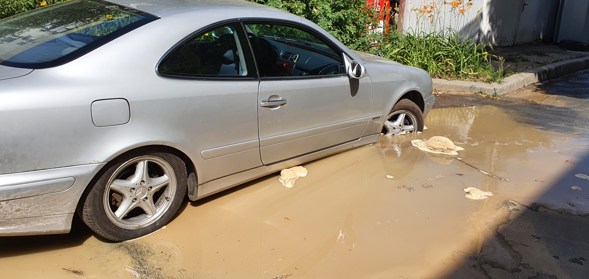 Чуть не провалился под землю — Mercedes-Benz CLK (W208), 2 л, 2000 года |  эвакуация | DRIVE2