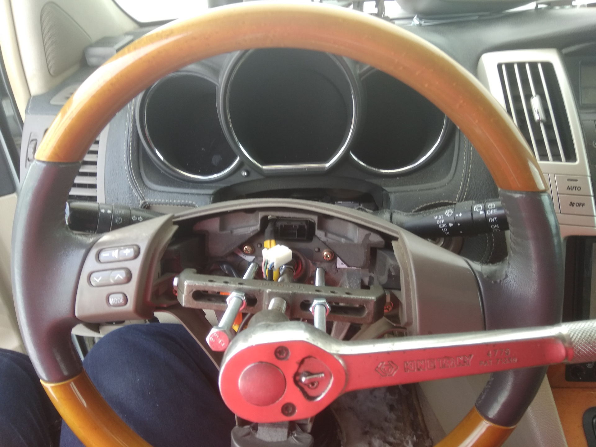 Как снять руль лексус. Спортивный руль на лексус. Муфта руля lexus. Спортивный руль на лексус. Руль lexus is nx.