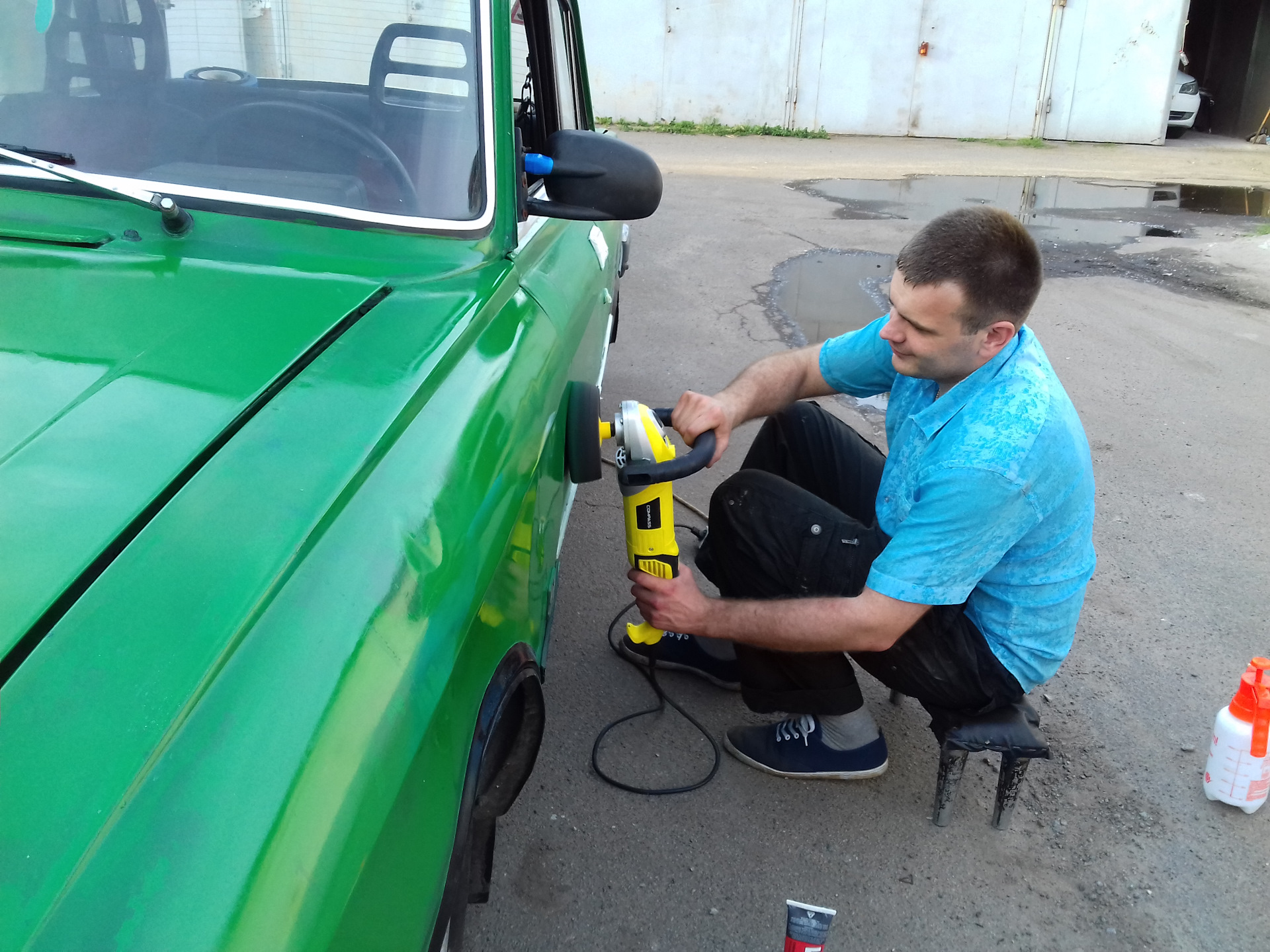 Красим автомобиль видео. Покраска авто баллончиком. Покраска машины с баллончика. Покрасили машину из баллончика. Красит автомобиль.