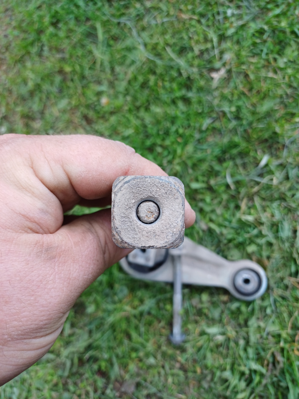 Замена верхней подушки двигателя — Lada 21120, 1,5 л, 2003 года ...