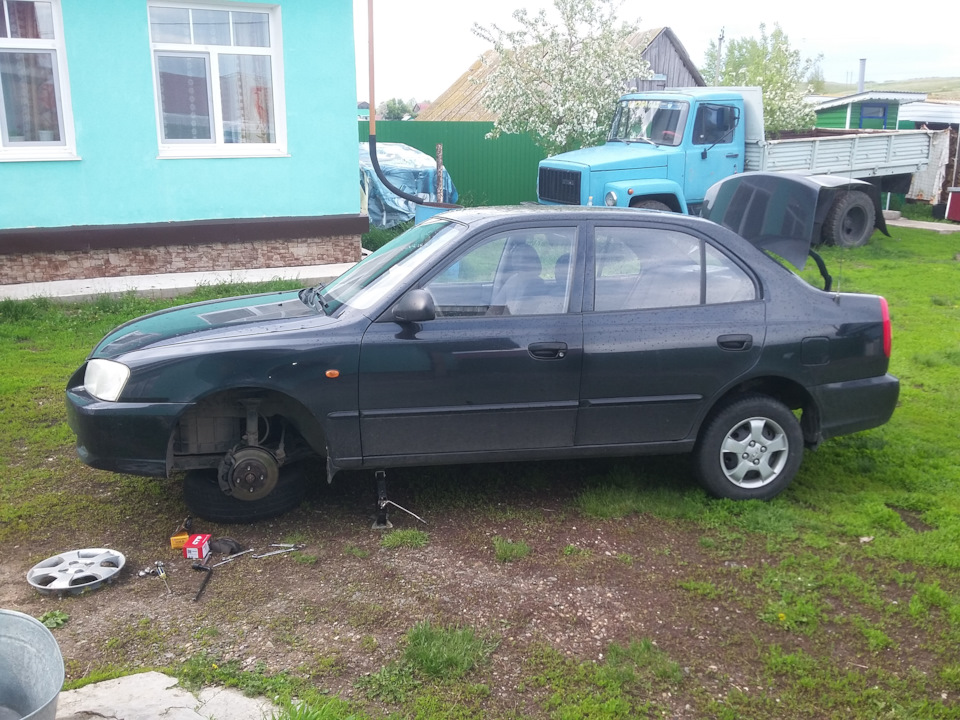 Замена тормозных накладок и стоек стабилизатора на отцовском Акценте ...